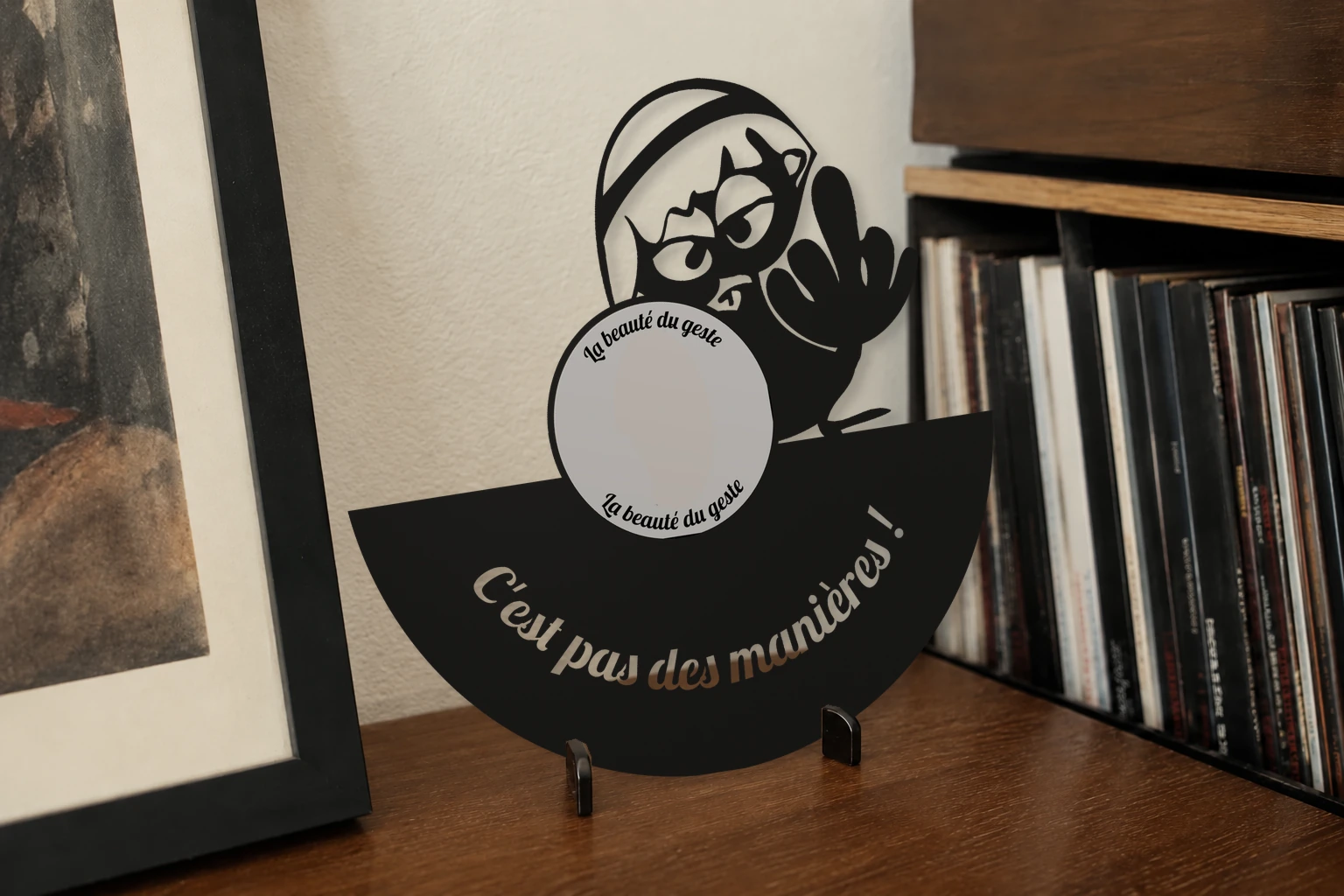 Vinyle découpé CALIMERO, présenté sur un support dans un intérieur