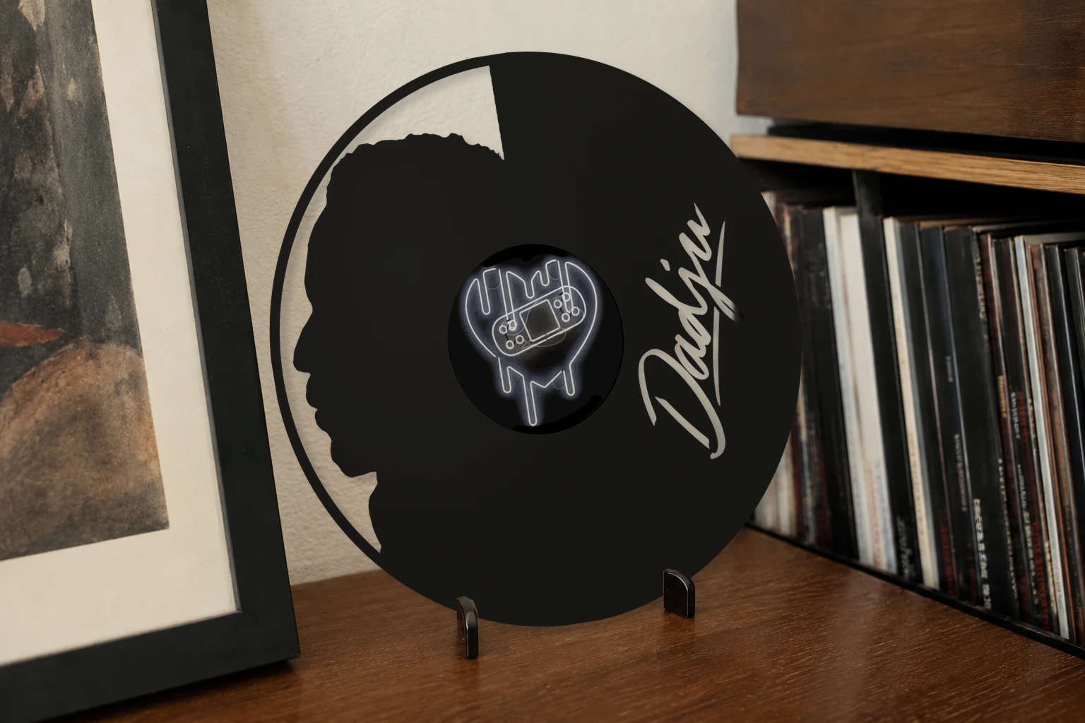 Vinyle découpé DADJU, présenté sur un support dans un intérieur