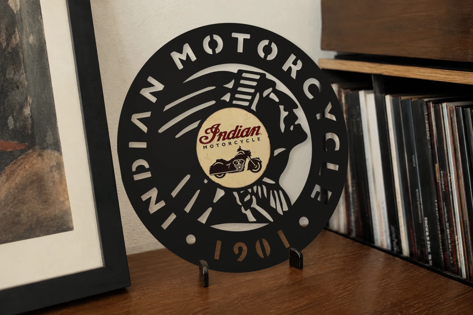 Vinyle découpé INDIAN MOTORCYCLE, présenté sur un support dans un intérieur