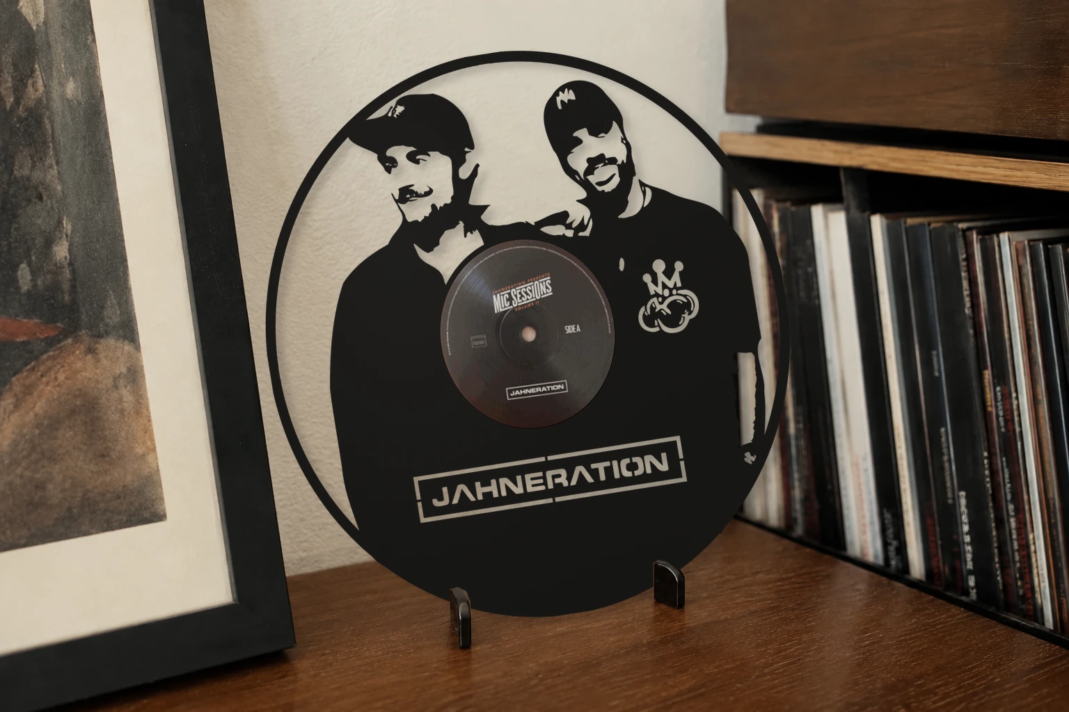 Vinyle découpé JAHNERATION, présenté sur un support dans un intérieur