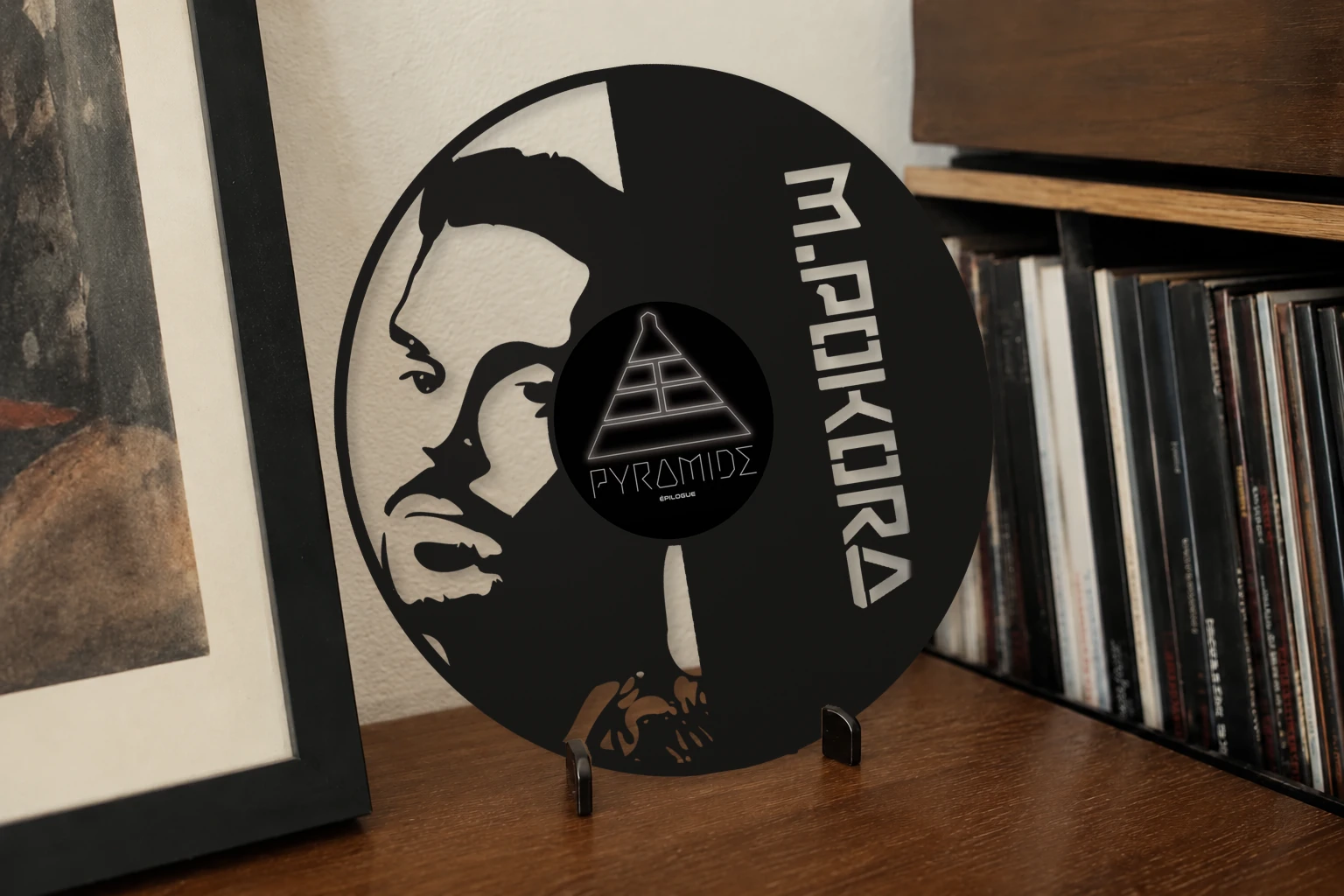 Vinyle découpé M POKORA (PYRAMIDE), présenté sur un support dans un intérieur