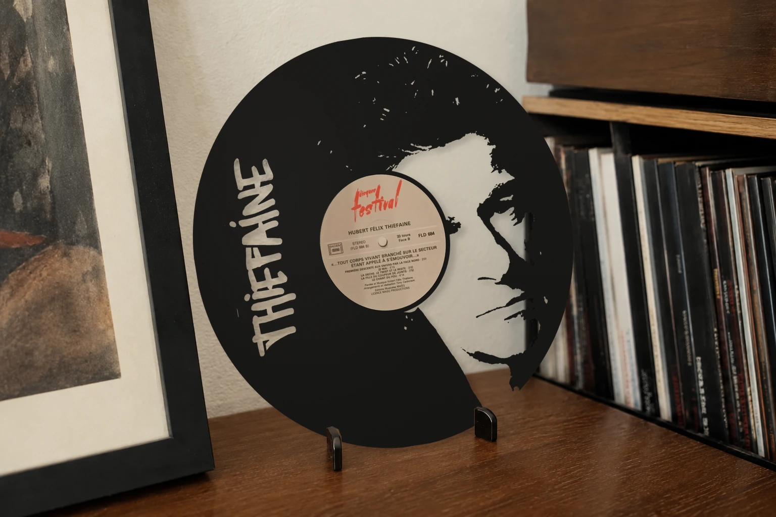 Vinyle découpé THIEFAINE, présenté sur un support dans un intérieur