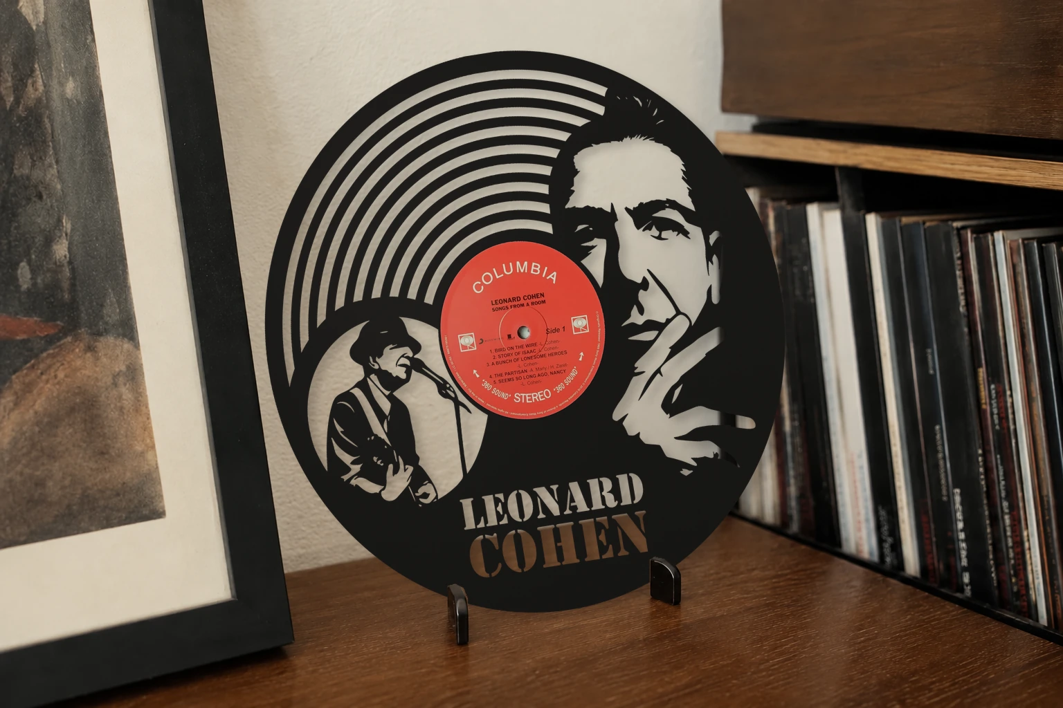 Vinyle découpé COHEN LEONARD, présenté sur un support dans un intérieur