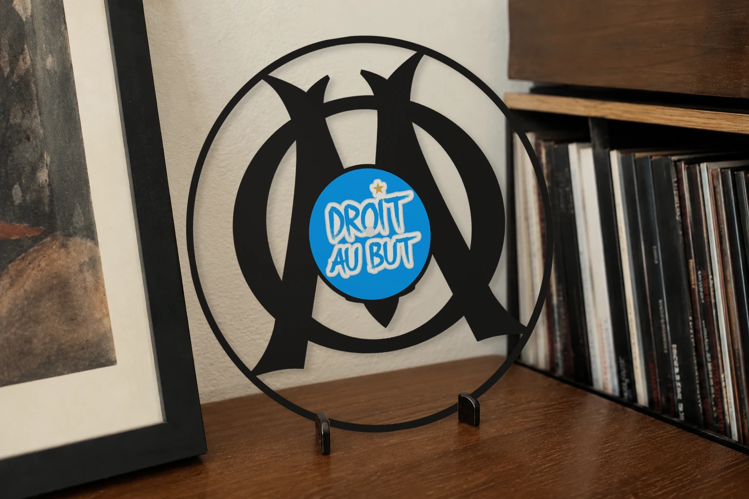 Vinyle découpé OM, présenté sur un support dans un intérieur