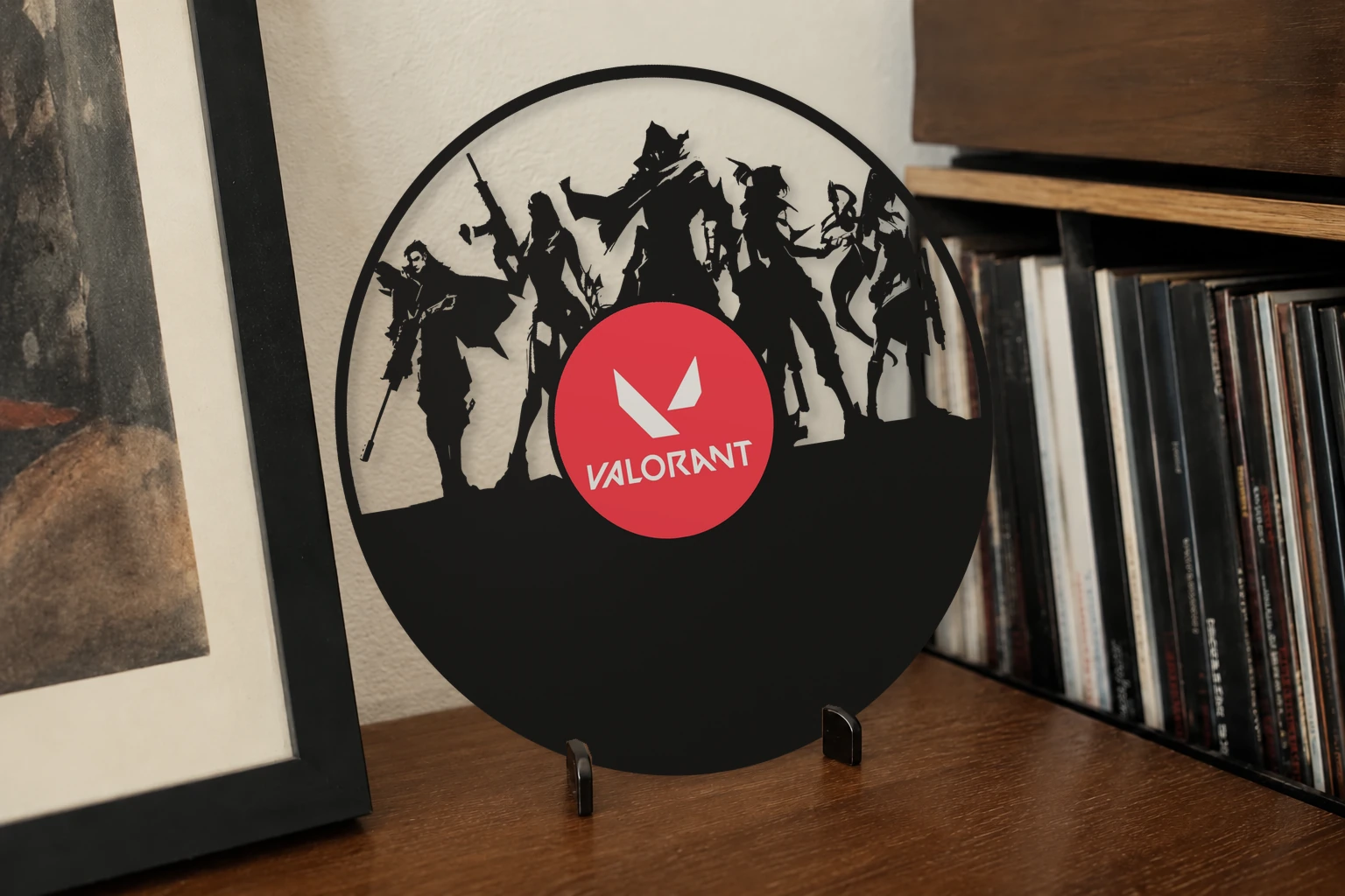 Vinyle découpé VALORANT, présenté sur un support dans un intérieur