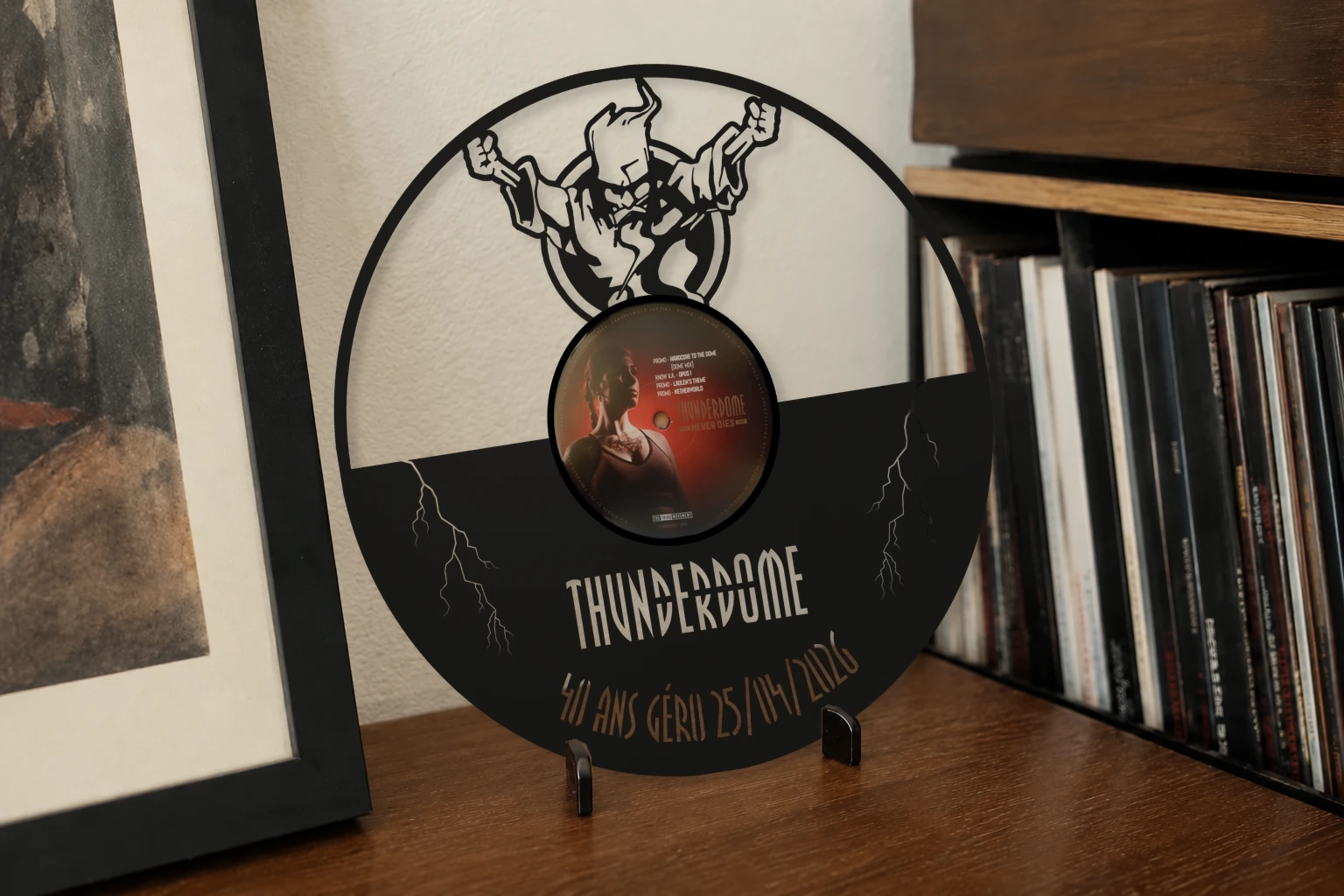 Vinyle découpé THUNDERDOME, présenté sur un support dans un intérieur