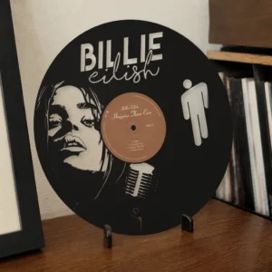 Vinyle découpé BILLIE EILISH, présenté sur un support dans un intérieur