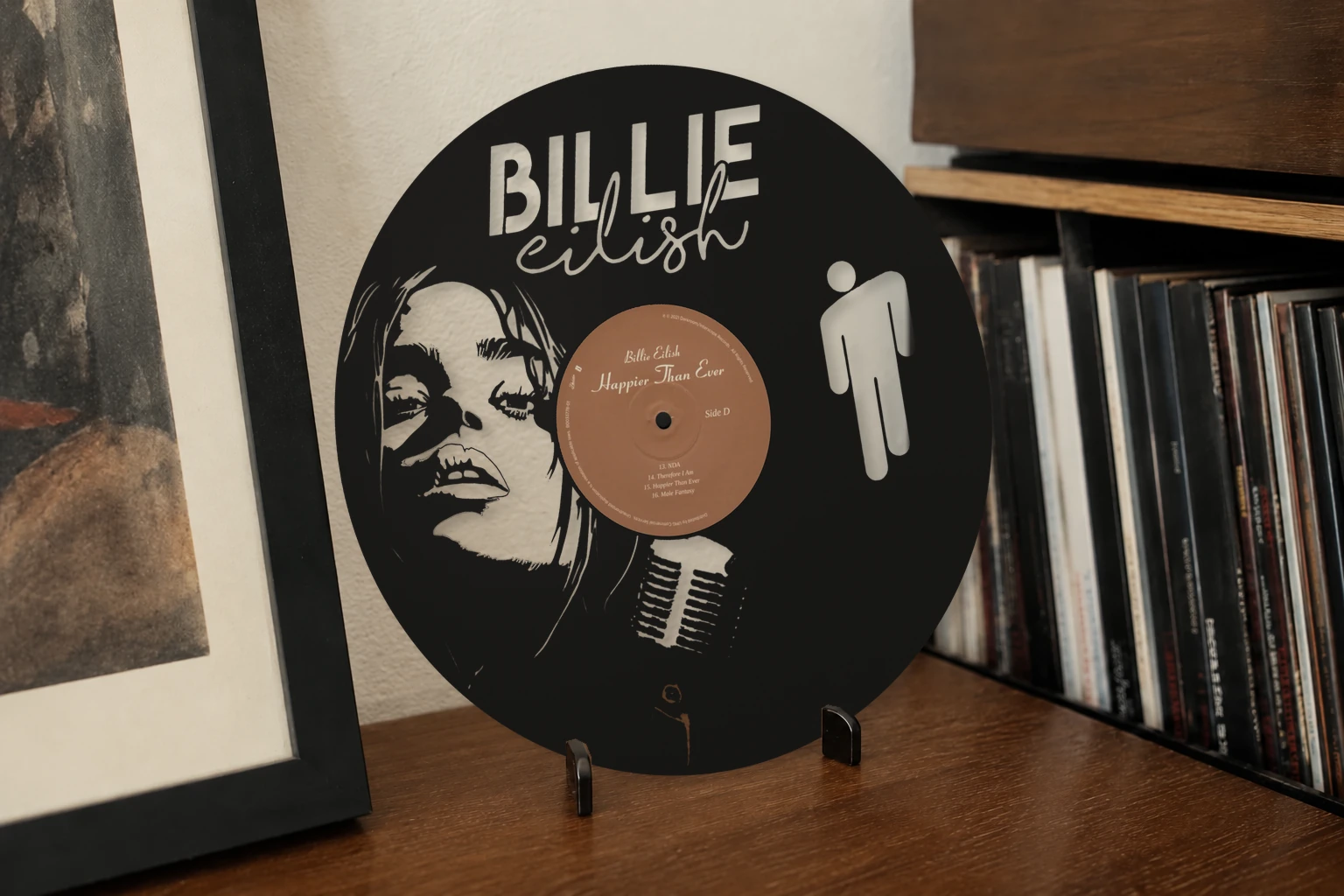 Vinyle découpé BILLIE EILISH, présenté sur un support dans un intérieur