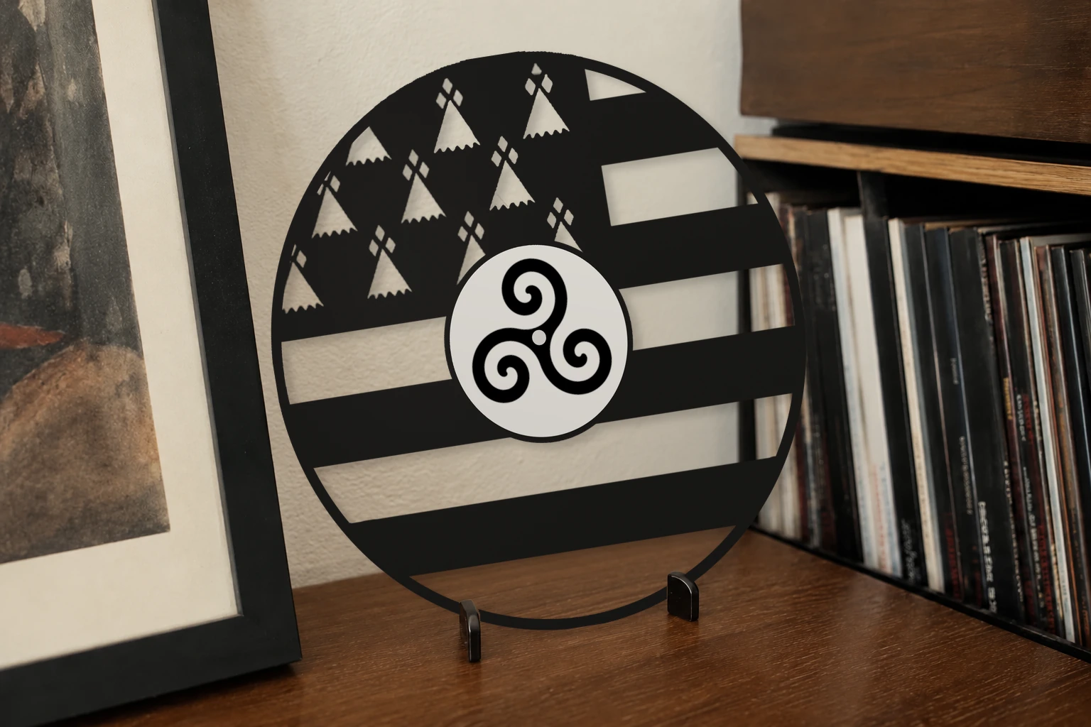 Vinyle découpé BRETAGNE, présenté sur un support dans un intérieur