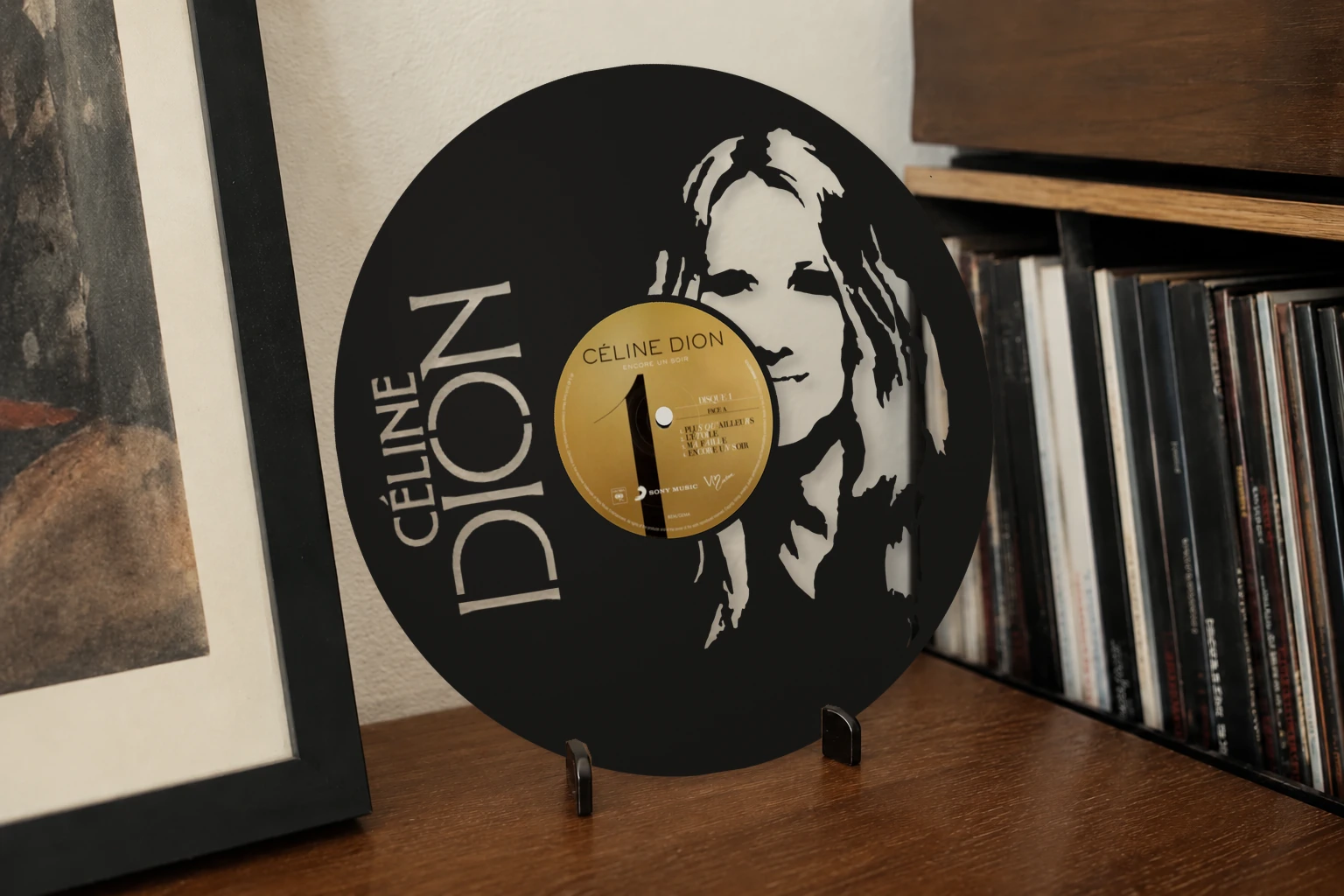 Vinyle découpé CELINE DION – 02, présenté sur un support dans un intérieur