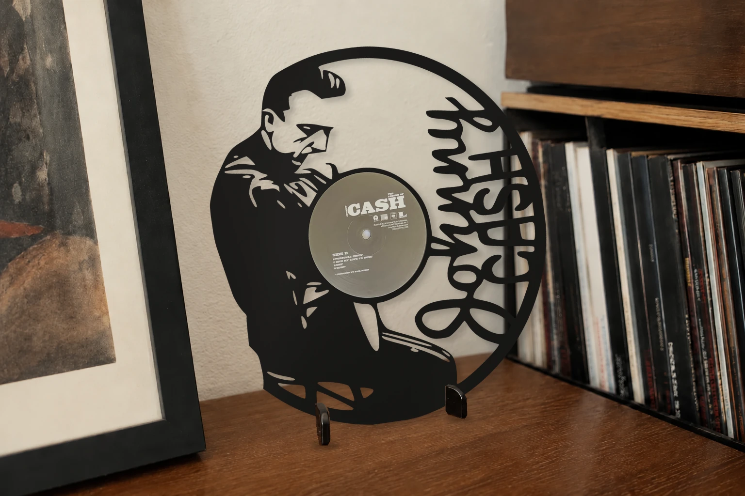 Vinyle découpé JOHNNY CASH, présenté sur un support dans un intérieur