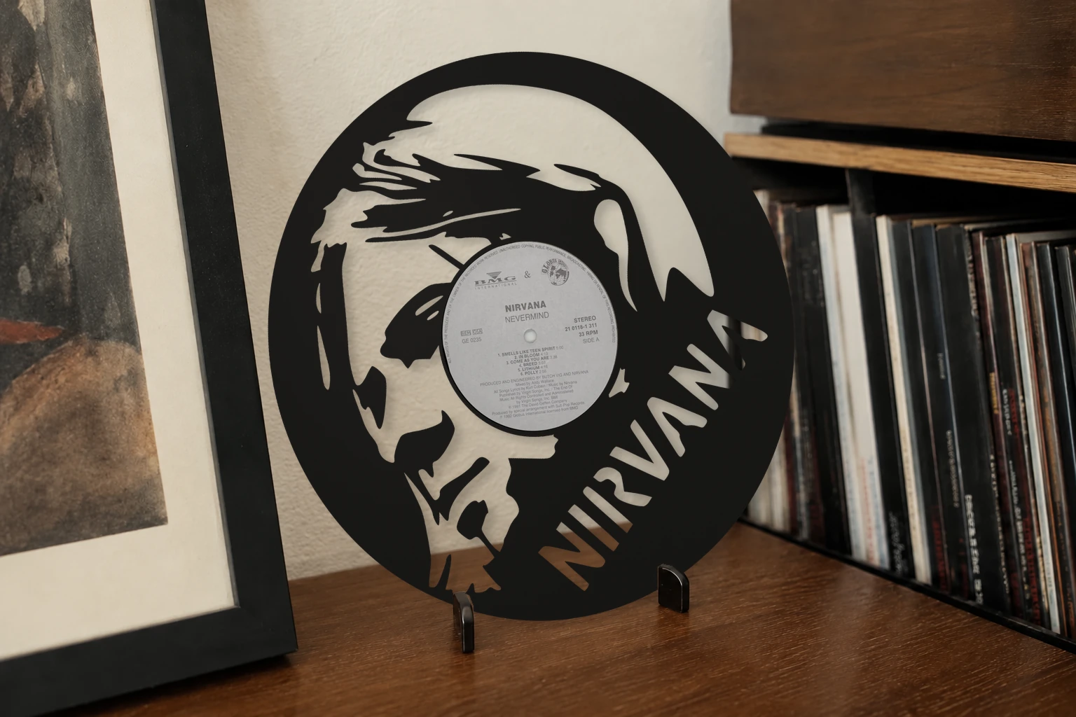 Vinyle découpé NIRVANA – 02, présenté sur un support dans un intérieur