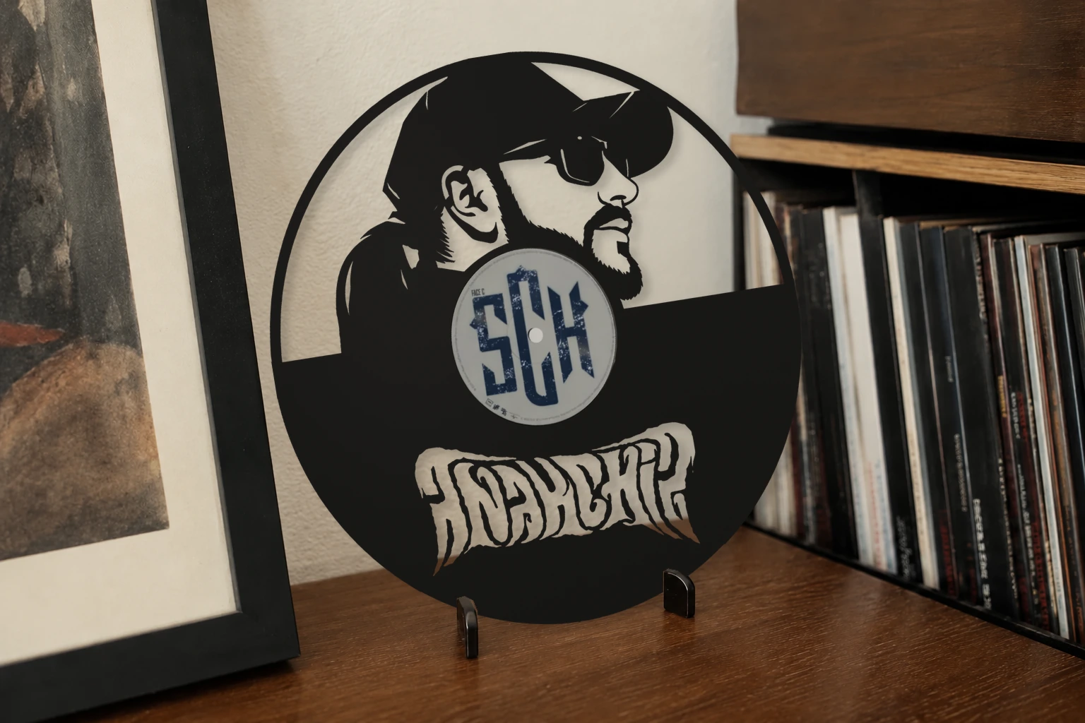 Vinyle découpé SCH, présenté sur un support dans un intérieur