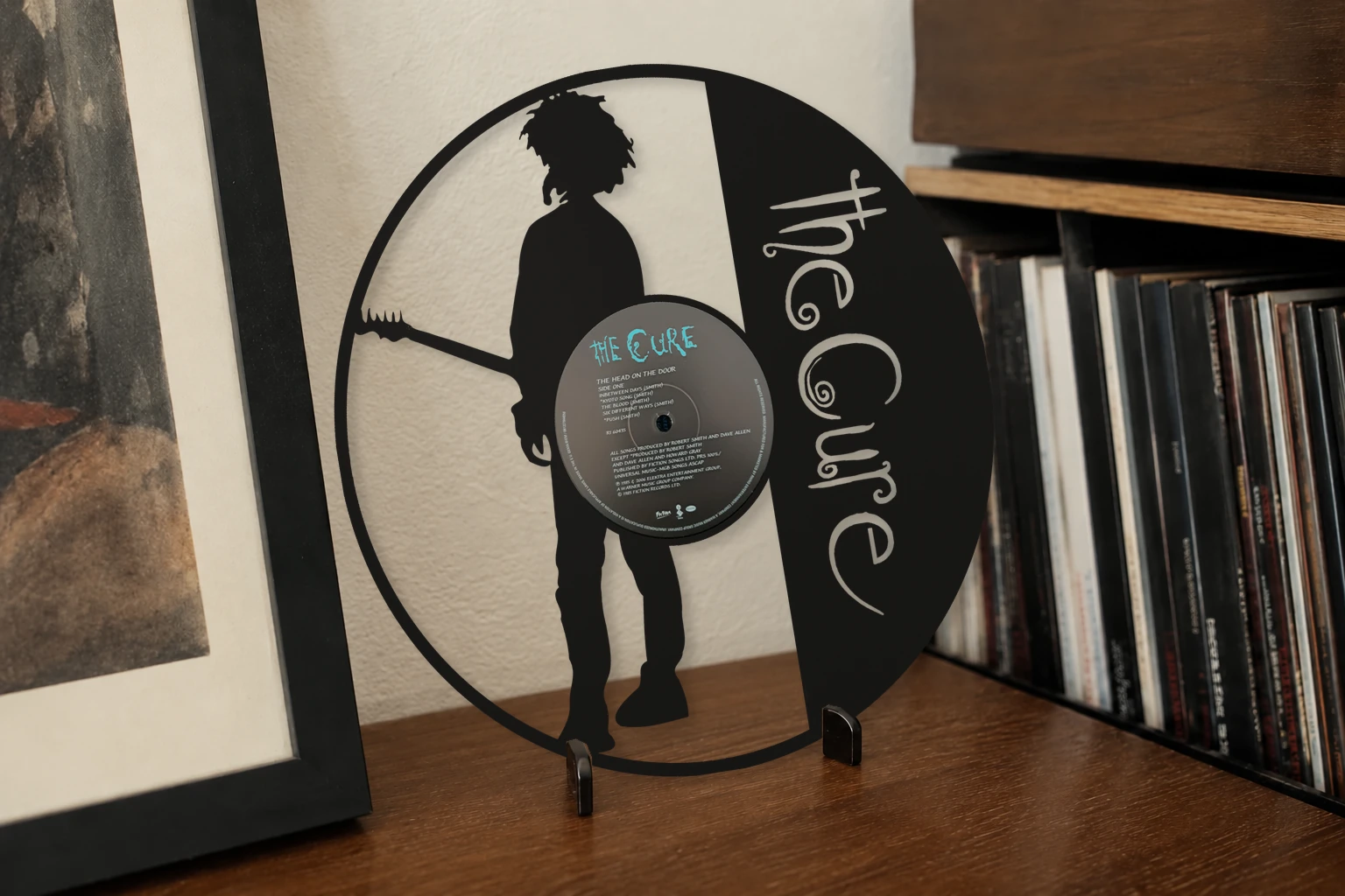 Vinyle découpé CURE, présenté sur un support dans un intérieur