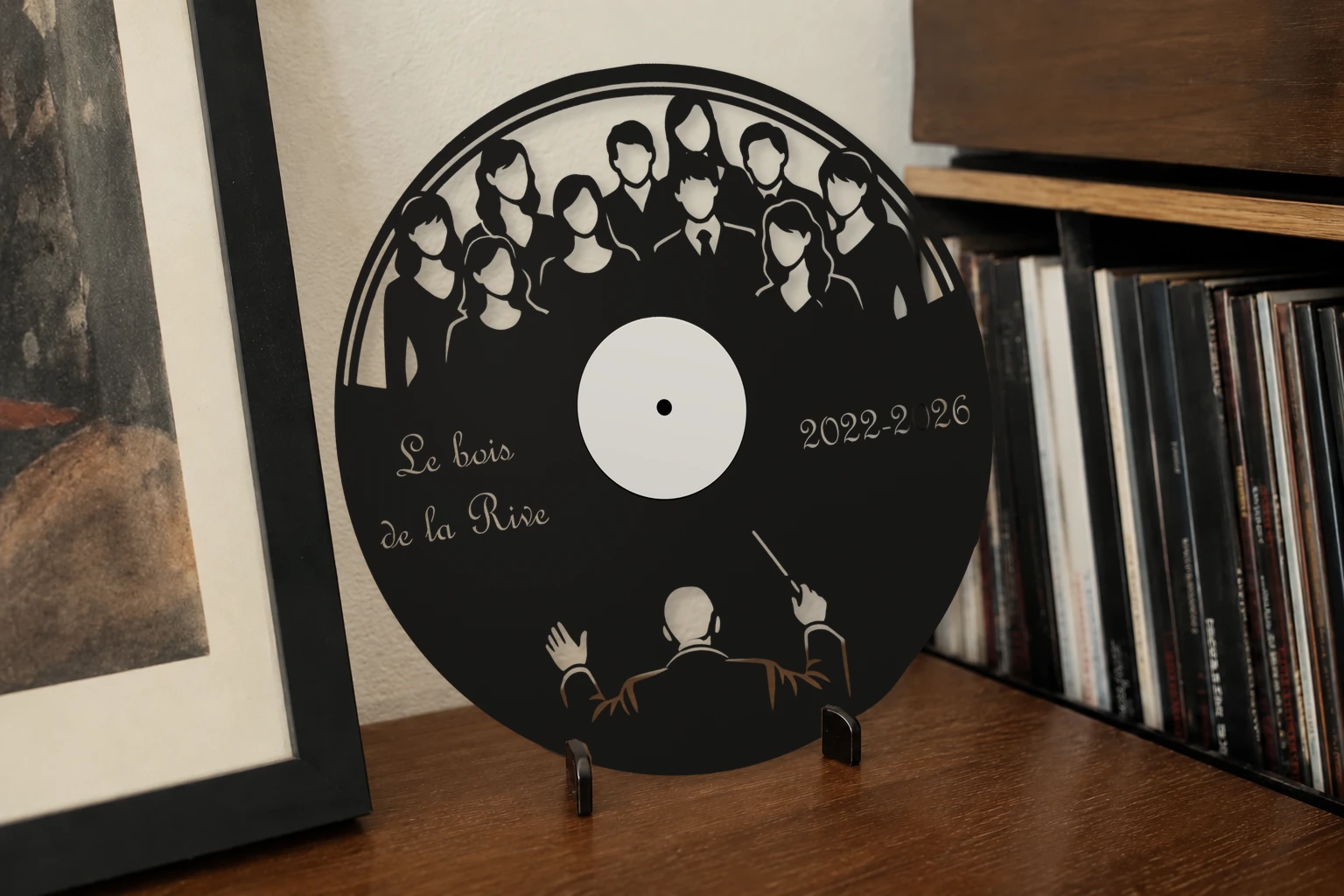 Vinyle découpé LE BOIS DE LA RIVE, présenté sur un support dans un intérieur