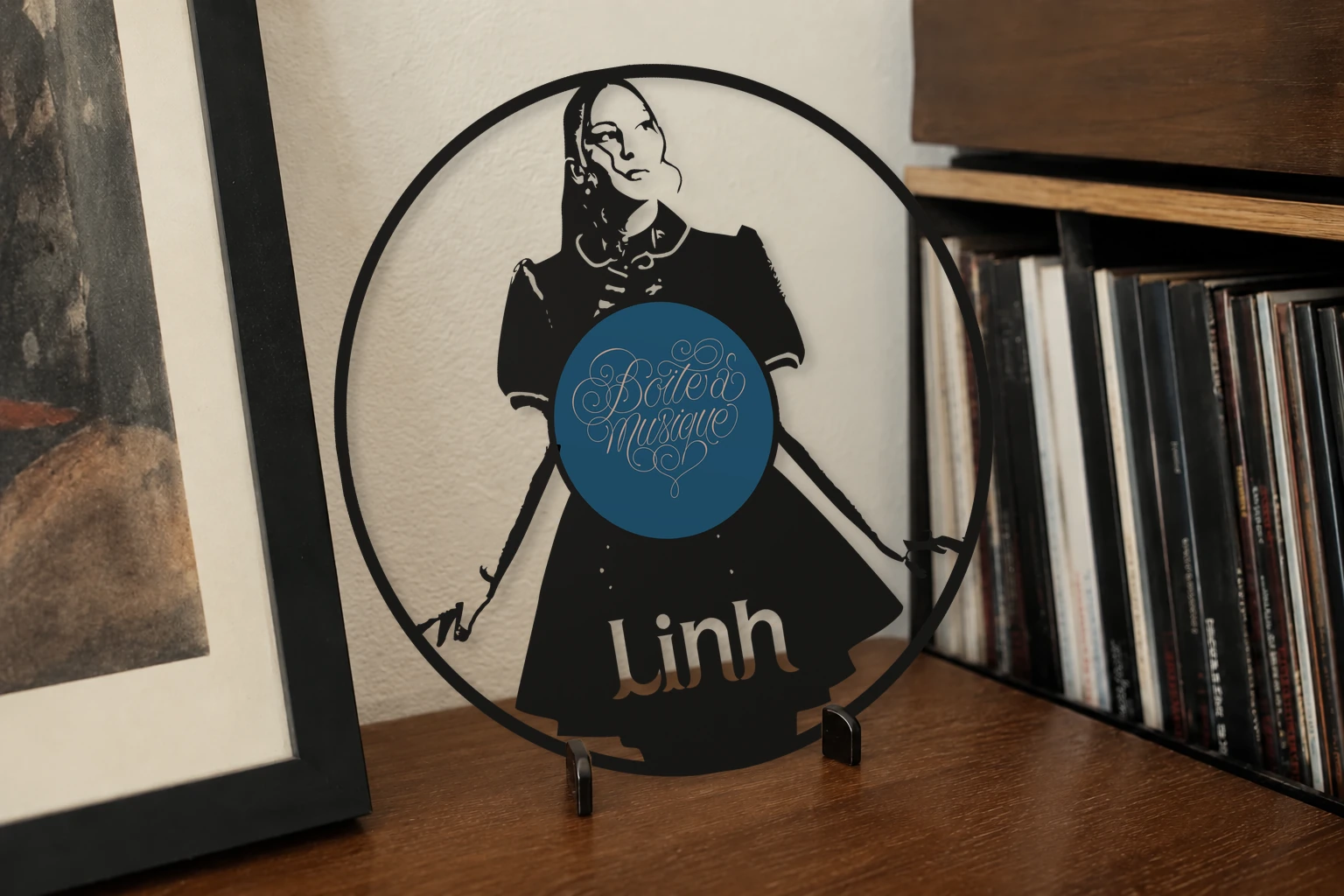 Vinyle découpé LINH, présenté sur un support dans un intérieur