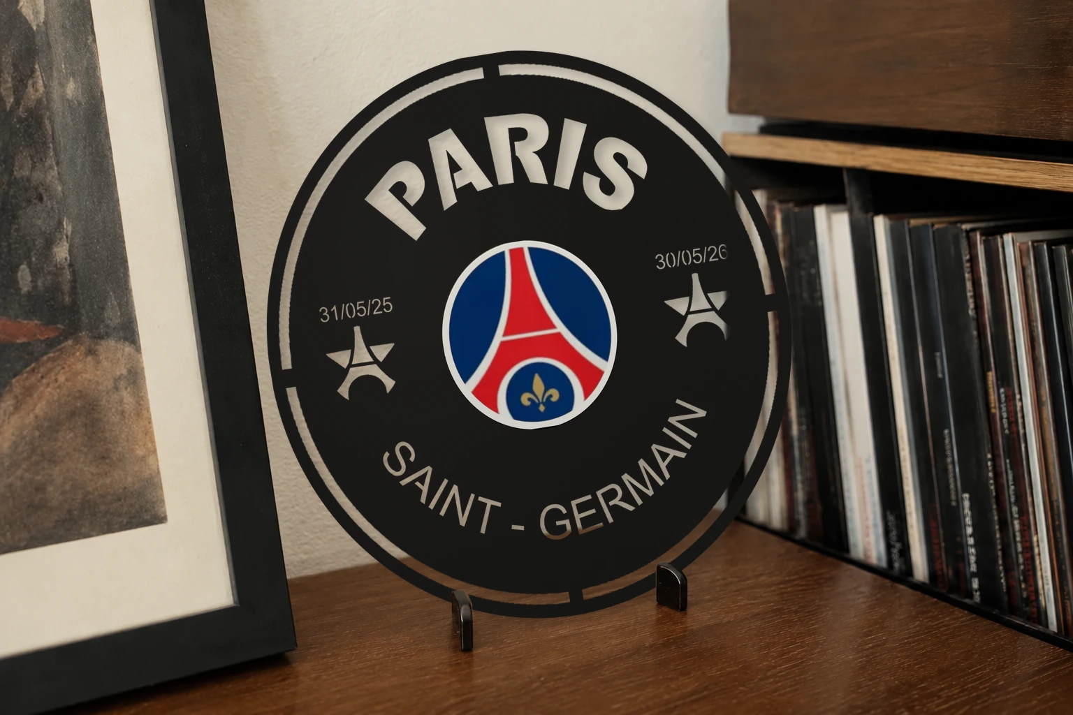 Vinyle découpé PSG, présenté sur un support dans un intérieur