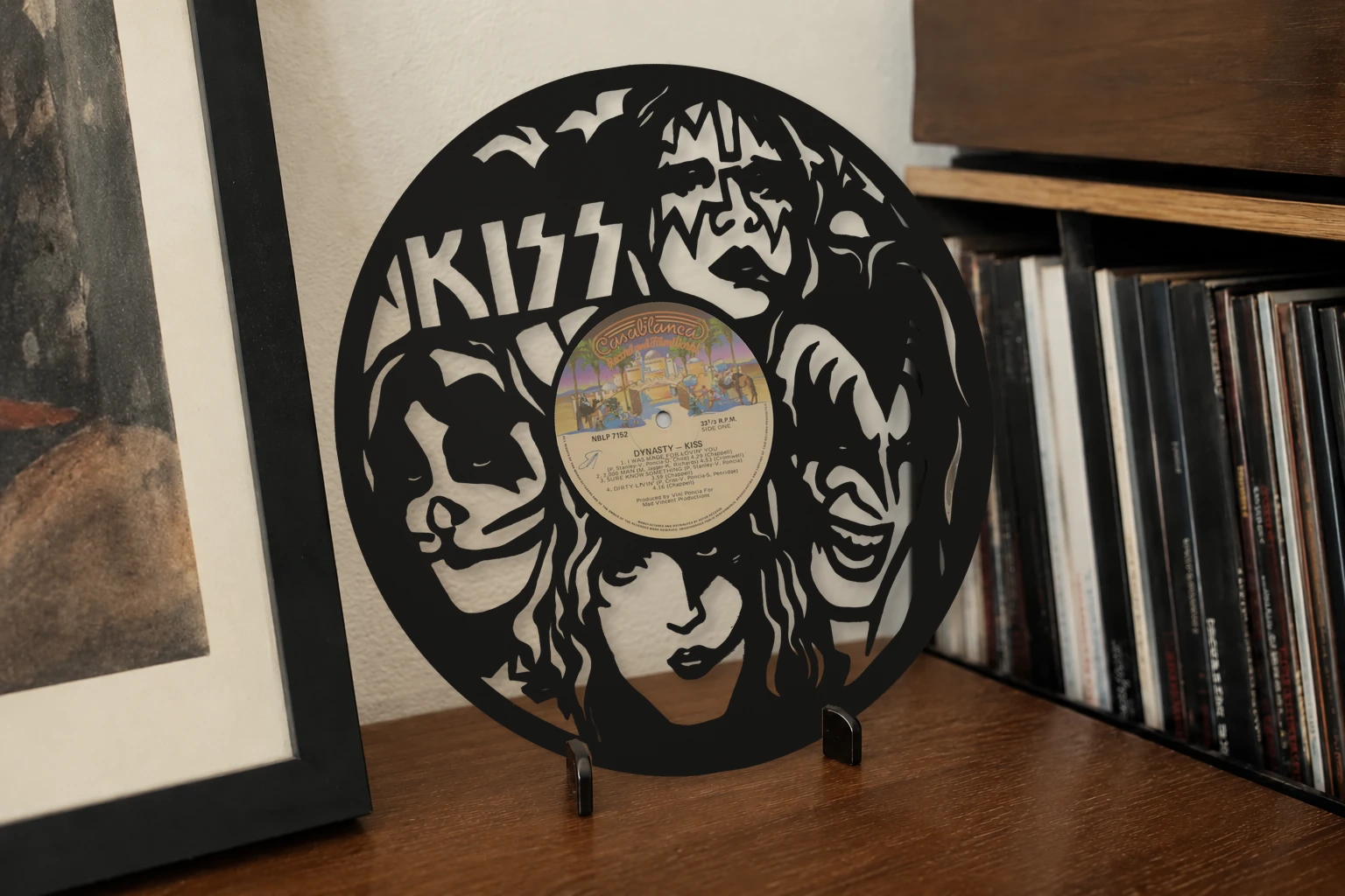 Vinyle découpé KISS, présenté sur un support dans un intérieur