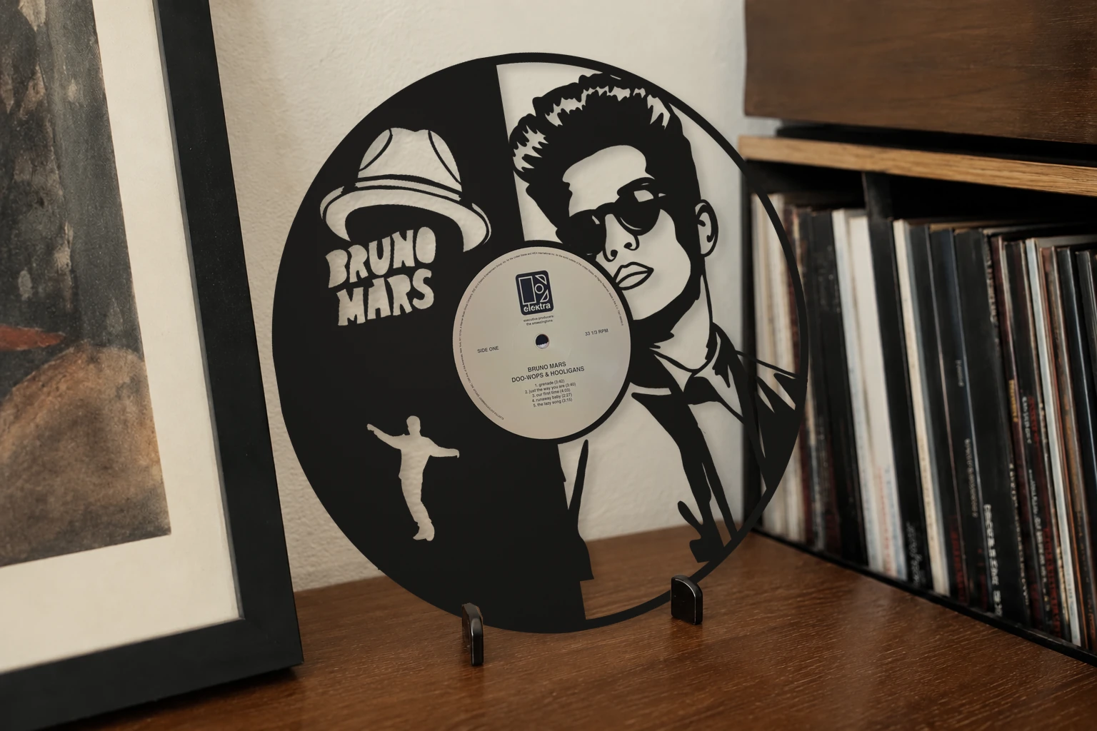 Vinyle découpé BRUNO MARS, présenté sur un support dans un intérieur