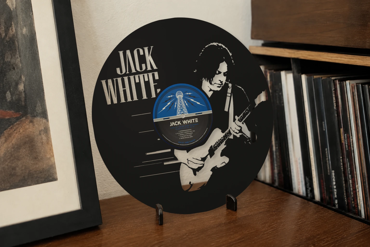 Vinyle découpé JACK WHITE, présenté sur un support dans un intérieur