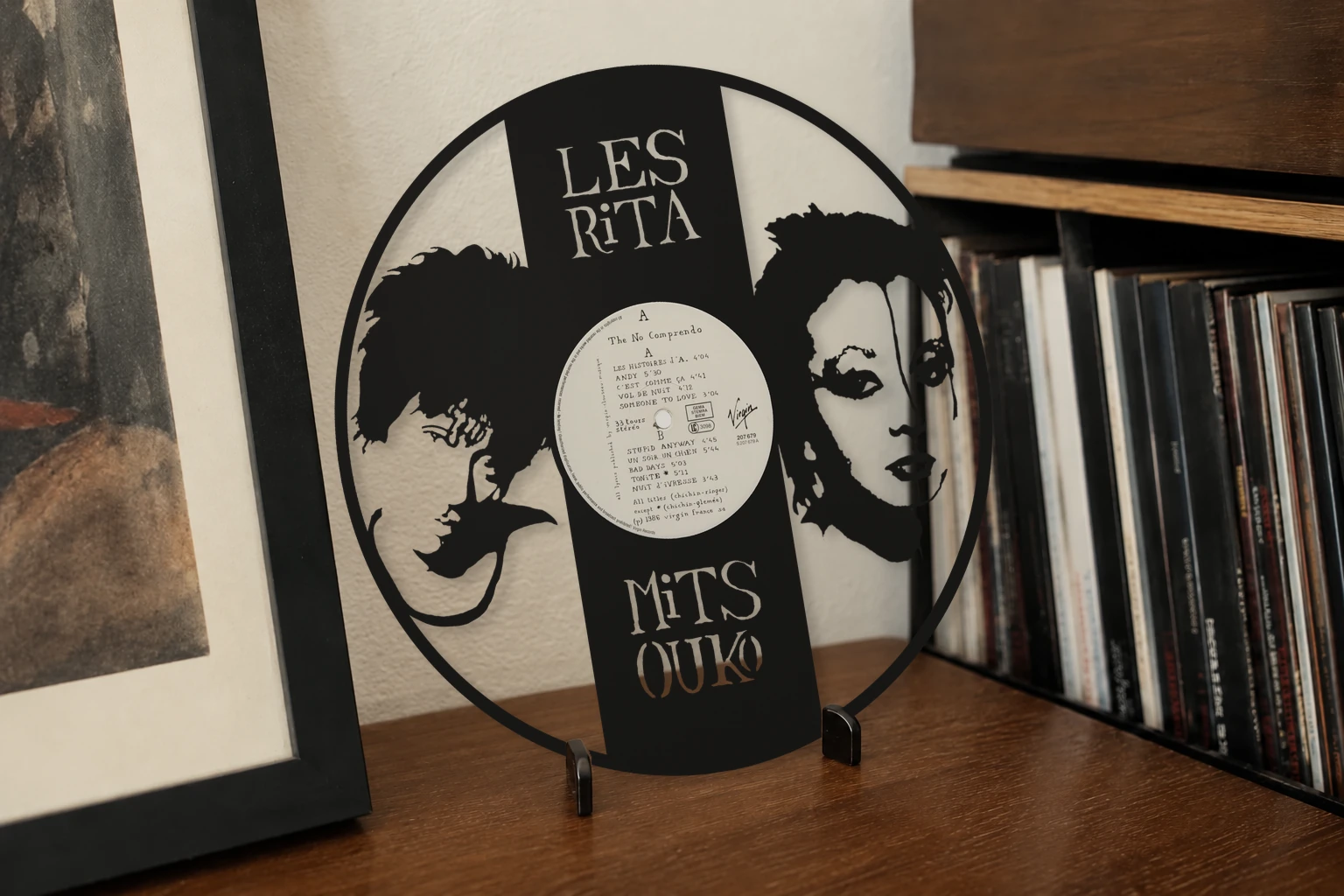 Vinyle découpé RITA MITSOUKO, présenté sur un support dans un intérieur
