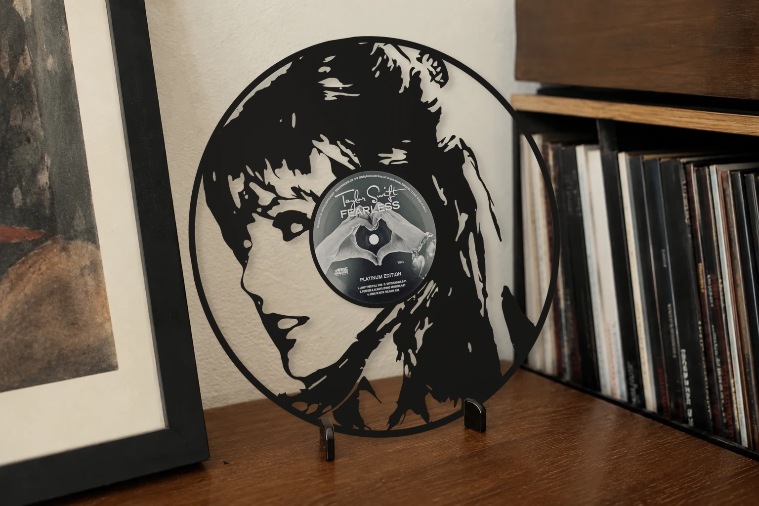 Vinyle découpé TAYLOR SWIFT, présenté sur un support dans un intérieur